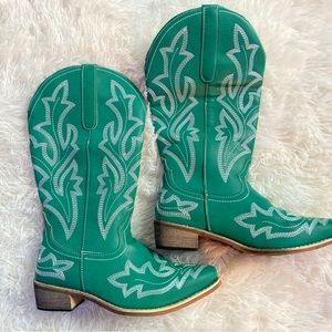 Women’s green cowboy boot boutique style